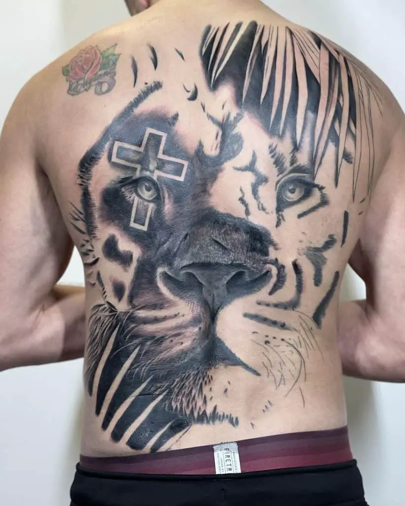Lion Tattoo Zurück Löwe unter Palmen