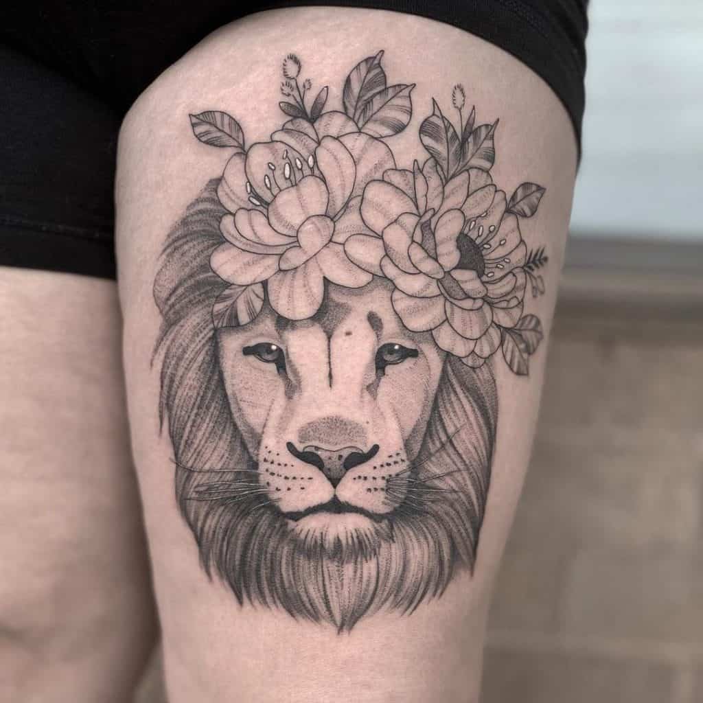 Lion Tattoo Oberschenkellöwe mit Pfingstrose
