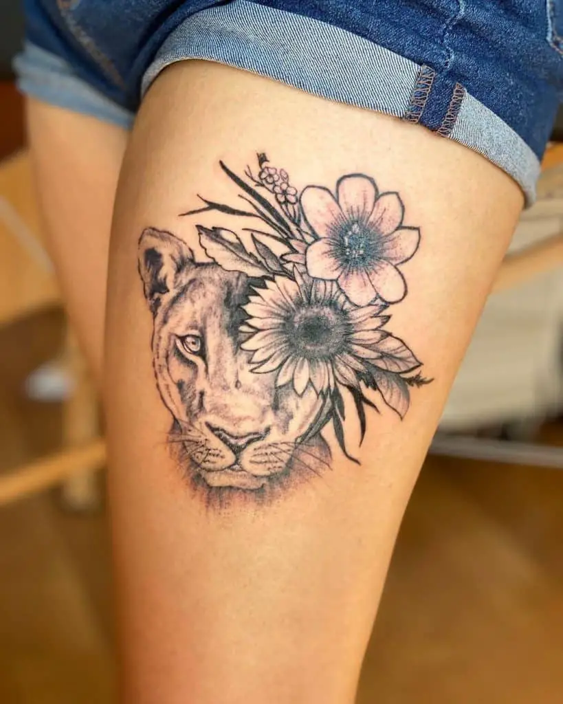 Lion Tattoo Oberschenkellöwe mit Sonnenblumen