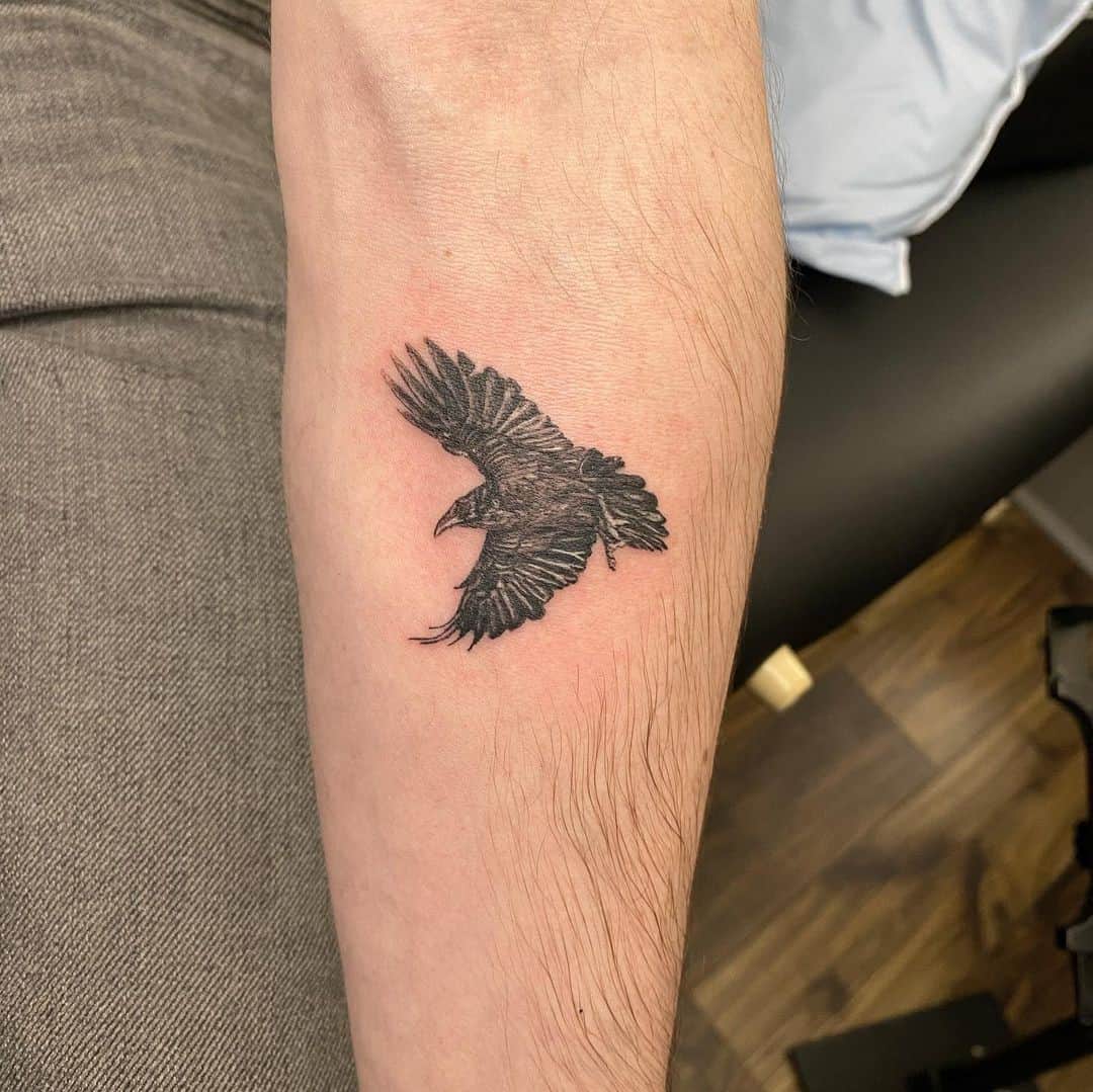 Tattoo uploaded by Reiinku  RAVEN I do love tattooing my little ravens  raven blackwork simple small minimalistic crow flyingbird dark  gothic flyingraven tinytatt  Tattoodo