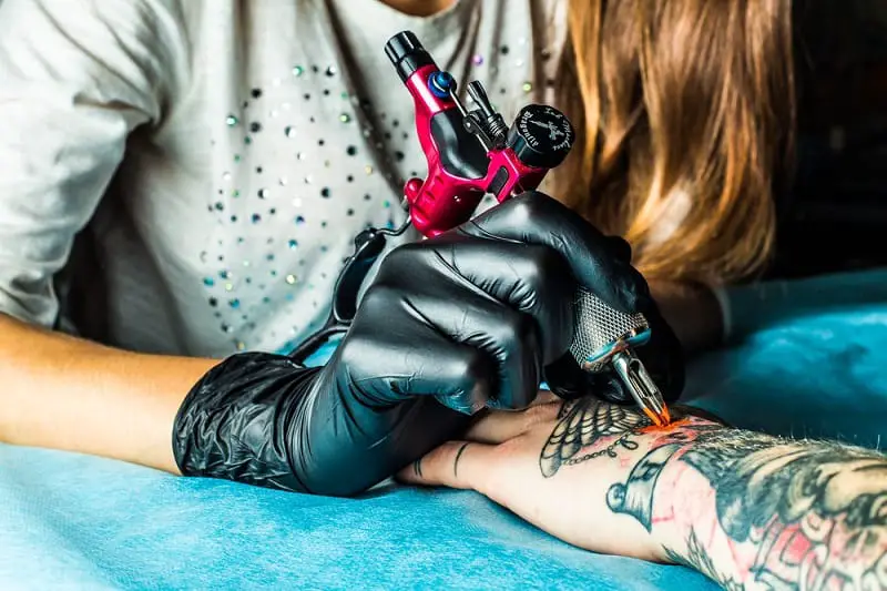 What gloves do tattoo artists wear