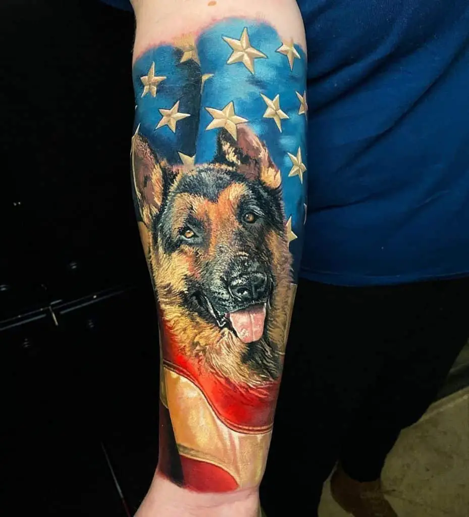 Ein Hundekopf-Tattoo