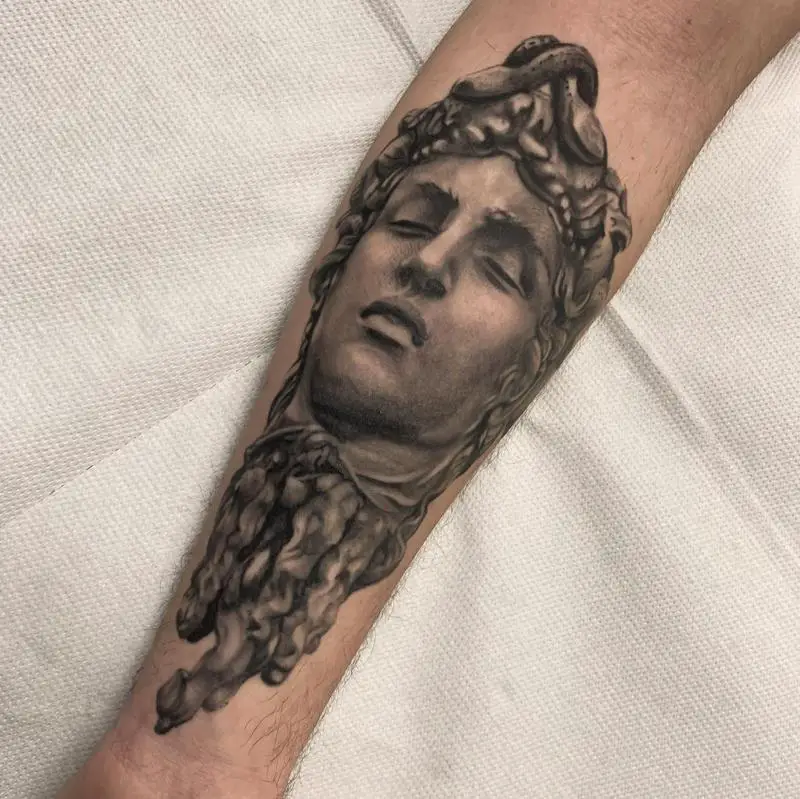 From marble to skin: Realistic statue tattoo in gray tones – Habbility