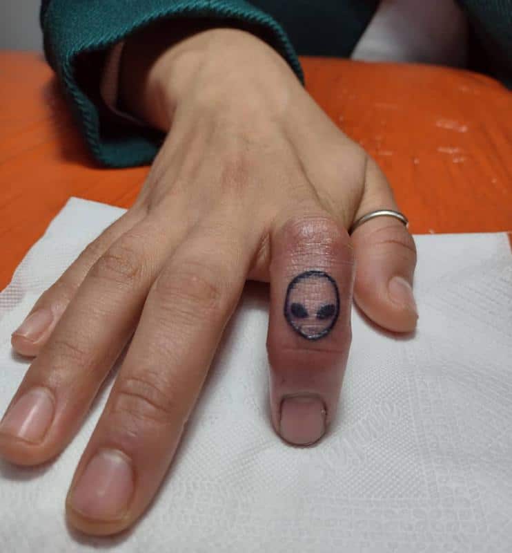 Alien Tattoos: Alien Head Tattoo on Finger