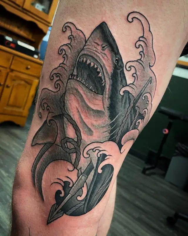 Super fun shark tattoo I just got to do. made at Red Stag Tattoo in Austin,  Texas. @calebmorfordtattoos : r/traditionaltattoos