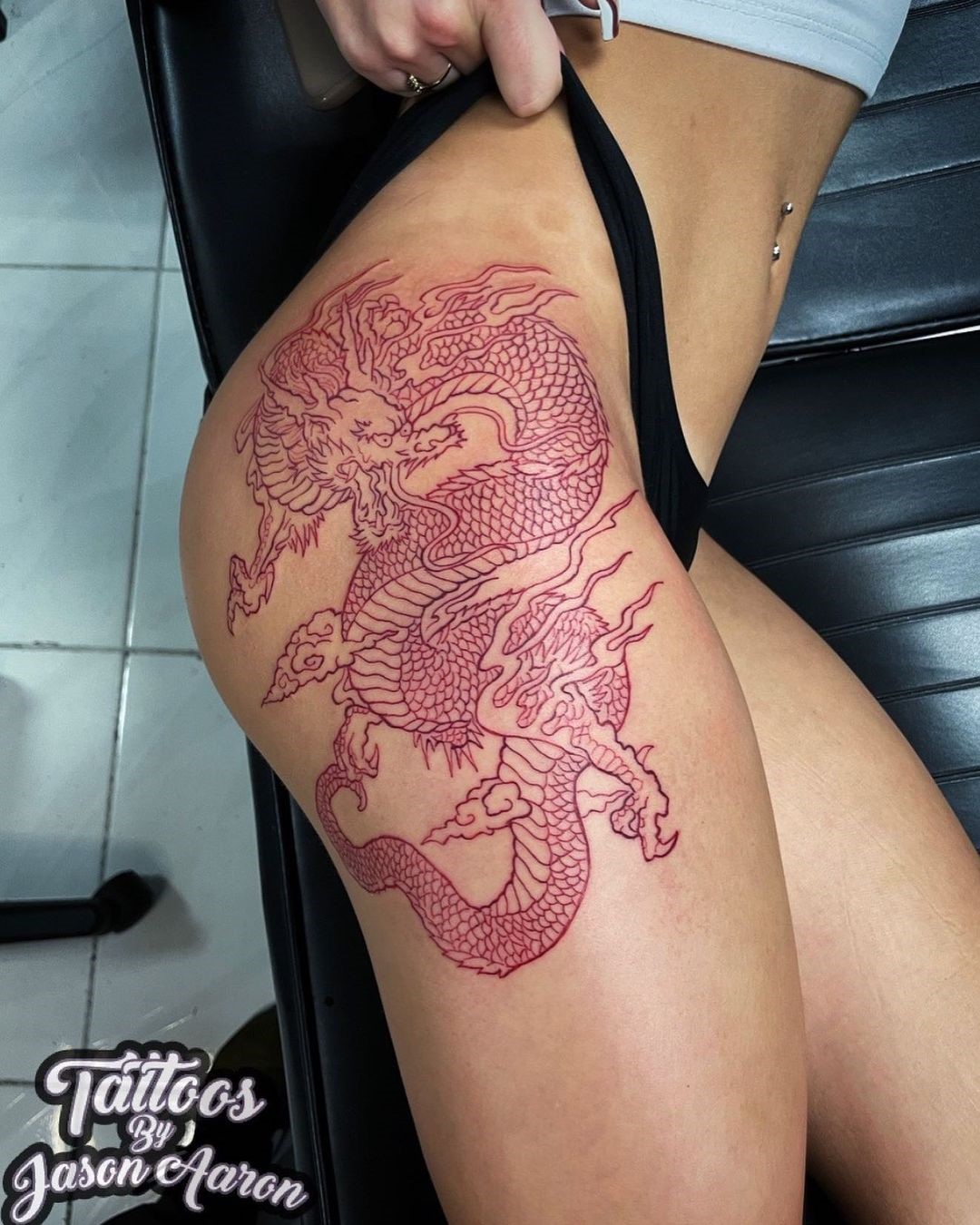 Дизайн Татуировки с Красным Драконом на Бедре