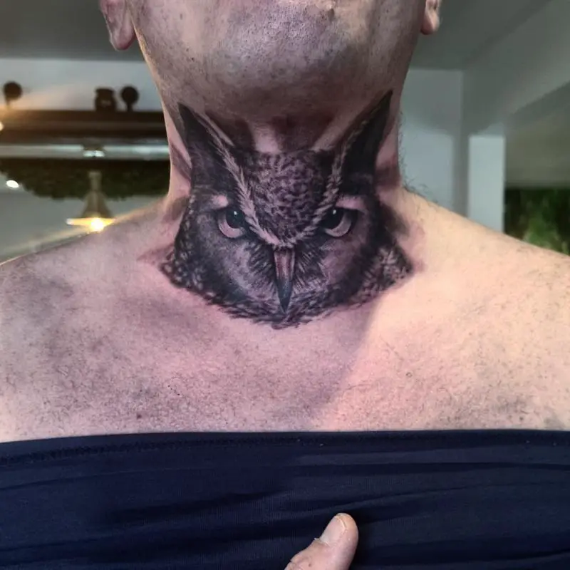Татуировка Совы на шее и горле 1