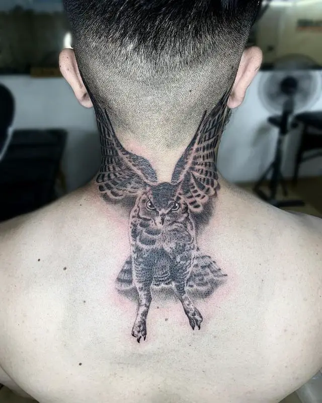 Татуировка Совы на шее и горле 3