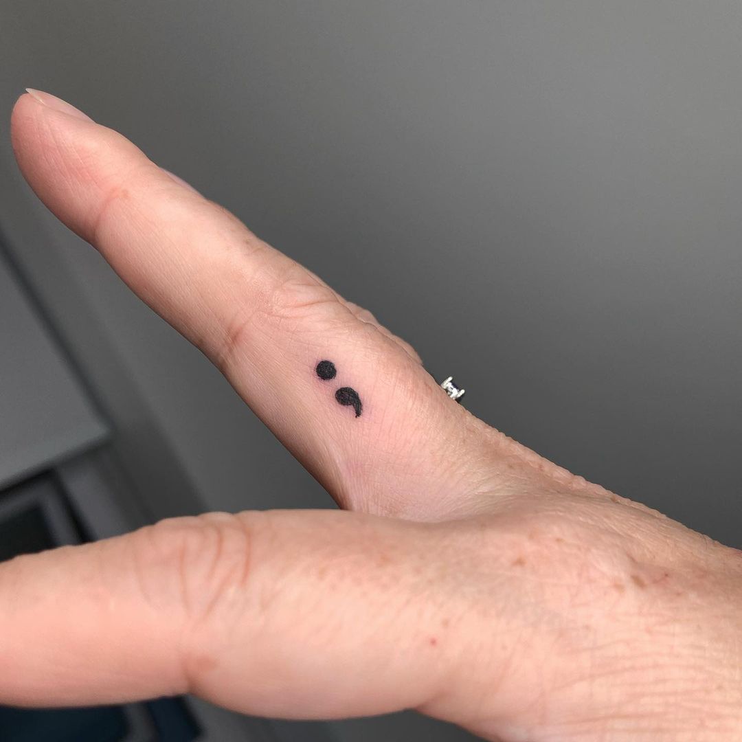 Semikolon Tattoo am Finger